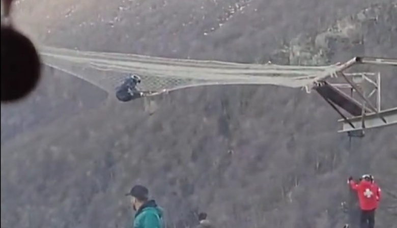 Una persona quedó suspendida sobre la Ruta 3 al caer de la aerosilla