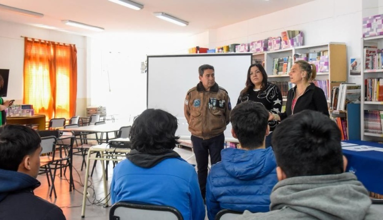 La Municipalidad reconoce el compromiso de alumnos y docentes del Colegio Sábato con la causa Malvinas