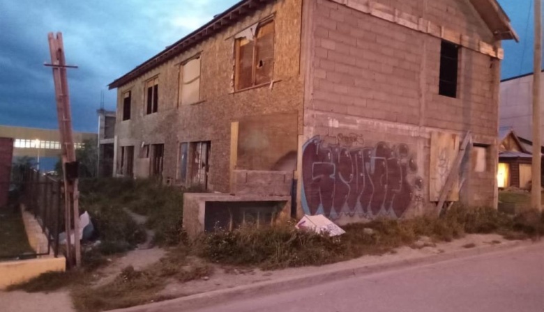 Un hombre fue herido con arma blanca y arrojado desde un primer piso