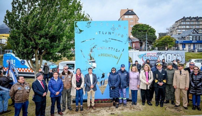 Ushuaia inauguró el cartel del sector antártico donado por Tandanor