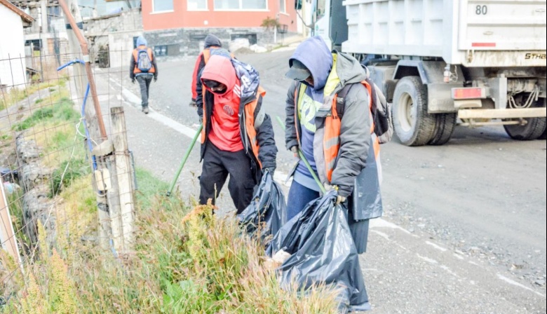 Jornada de limpieza en los barrios Felipe Varela y Latinoamericano