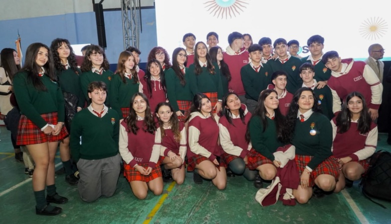Estudiantes de 6° y 7° año del secundario la provincia realizaron la promesa a la Constitución Provincial
