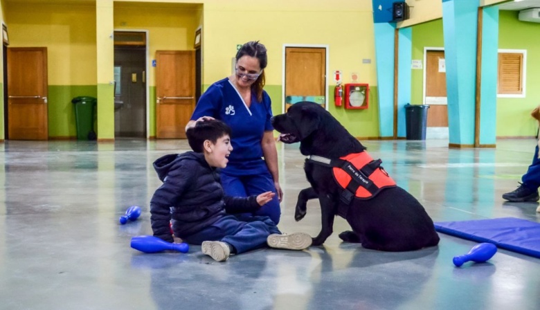 El dispositivo de terapia asistida con perros de Ushuaia trabaja con alumnos y alumnas de la Escuela N° 41