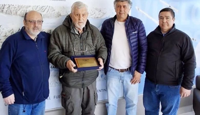 El Aeroclub Ushuaia reconoció la trayectoria de Oscar Valls