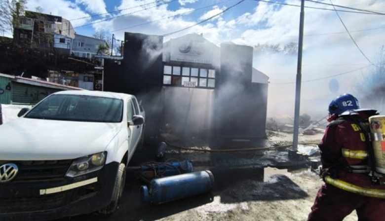 Incendio destruyó tres viviendas y taller en Ushuaia