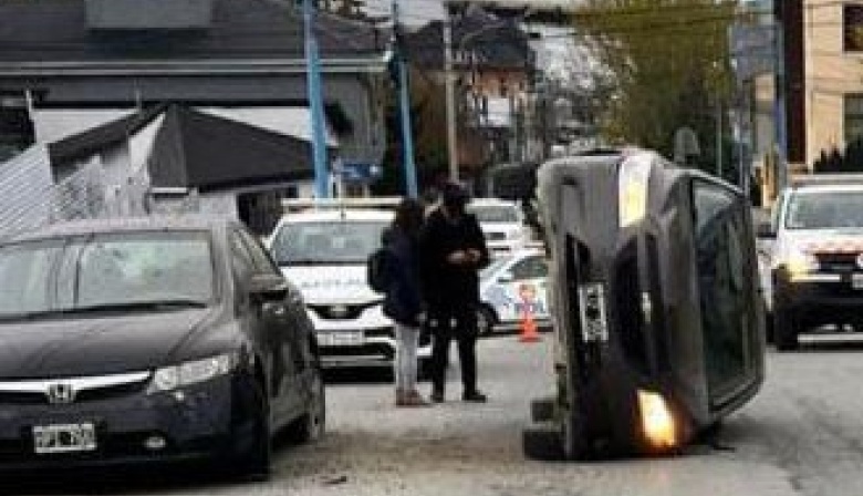 Un auto chocó contra un vehículo estacionado y volcó en zona céntrica