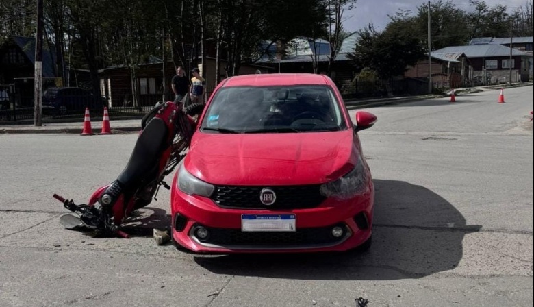 Violento choque en Tolhuin entre una moto y un automóvil