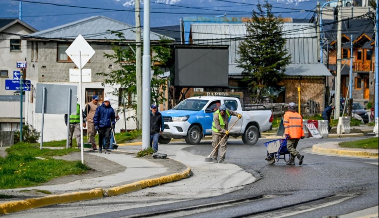 El Municipio junto a Agrotécnica Fueguina realizaron tareas de limpieza en la vía pública