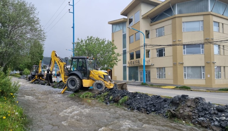 Arroyo Buena Esperanza: La Municipalidad de Ushuaia tomó intervencion en el desborde