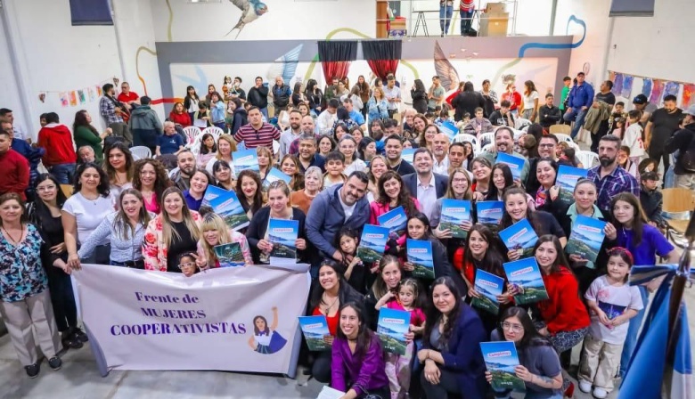 La Municipalidad de Ushuaia entregó 34 decretos de preadjudicación a familias de mujeres cooperativistas