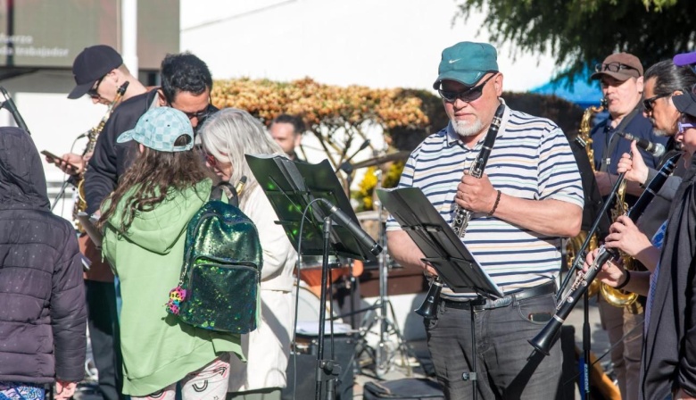 La Banda Municipal encantó a los vecinos y turistas con un show al aire libre