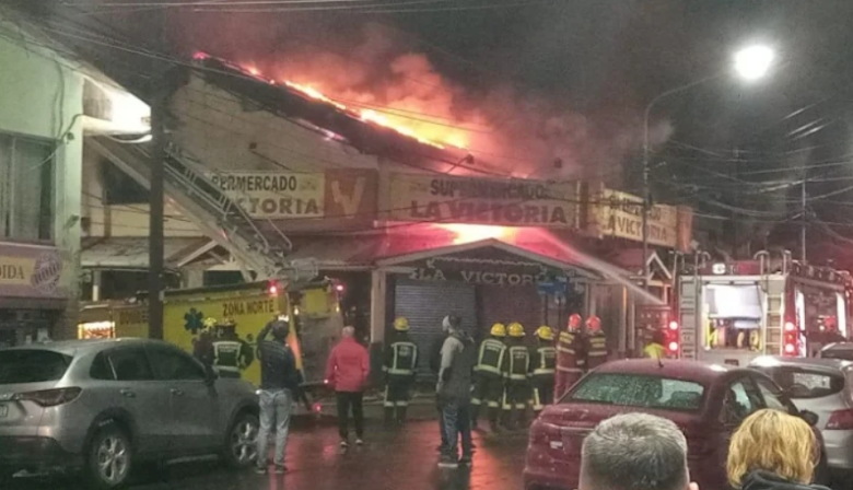 Incendio intencional consumió gran parte del supermercado La Victoria