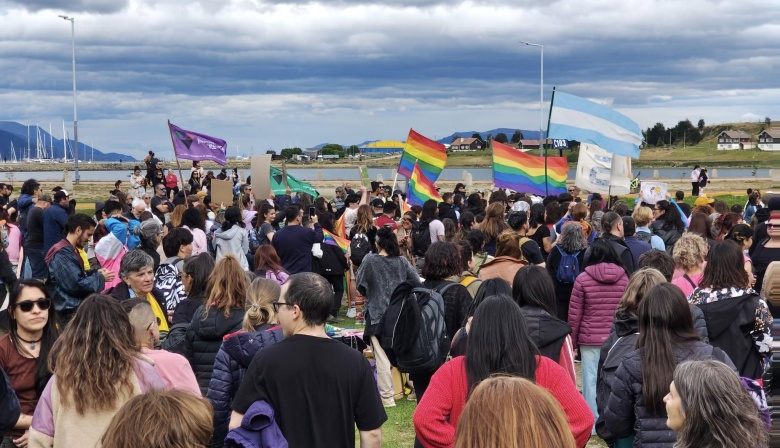 Fueguinos se sumaron a la marcha del Orgullo Antifascista y Antirracista