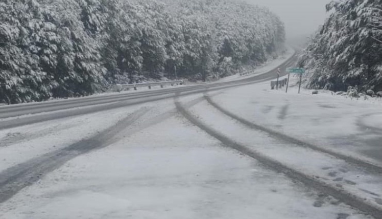 Piden conducir con máxima precaución por nieve en zonas altas de la Ruta 3