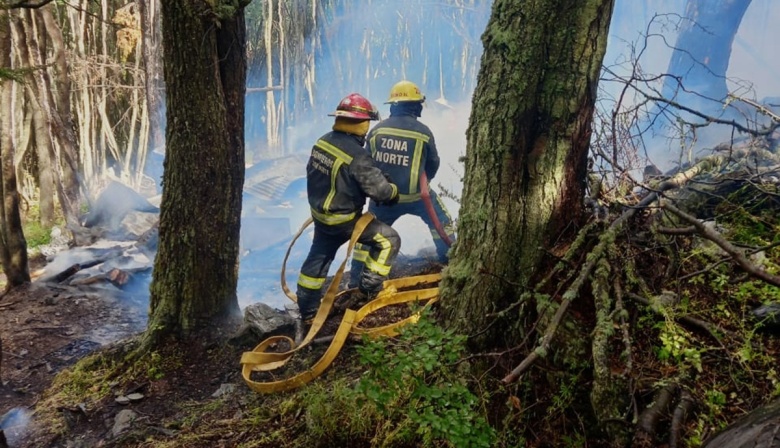 Defensa Civil colaboró en tareas de rigor en el incendio en Las Raíces