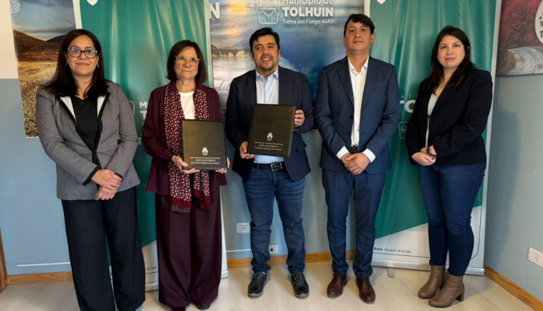 La Dra. Battaini firmó un convenio de colaboración y asistencia con el intendente de Tolhuin