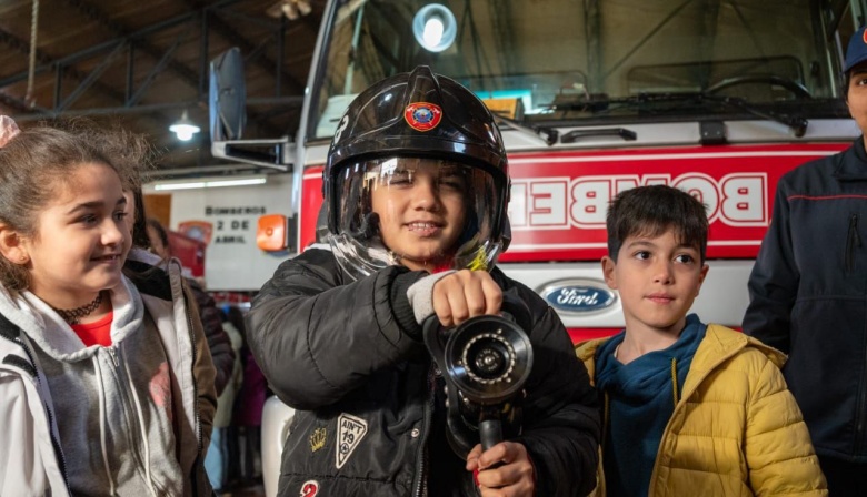 Chicos y chicas del programa municipal "Filomena Grasso" visitaron el cuartel de Bomberos Voluntarios "2 de Abril"