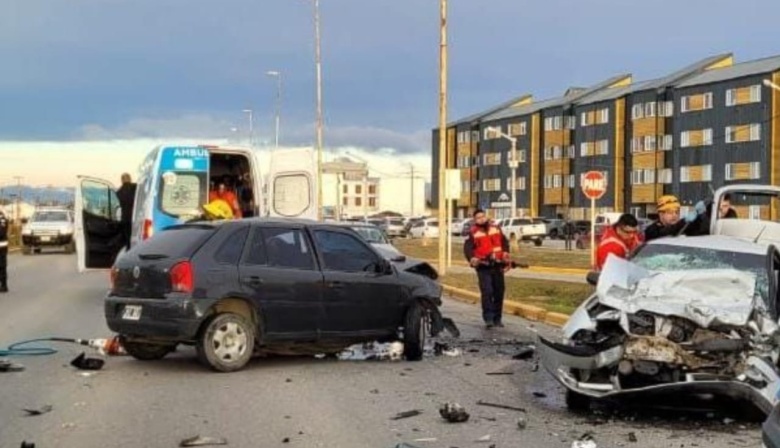 Dos fallecidos en un violento choque frontal en Río Grande