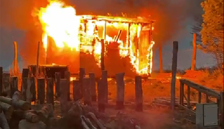 Incendio destruye una vivienda ubicada a la vera de la avenida Héroes de Malvinas