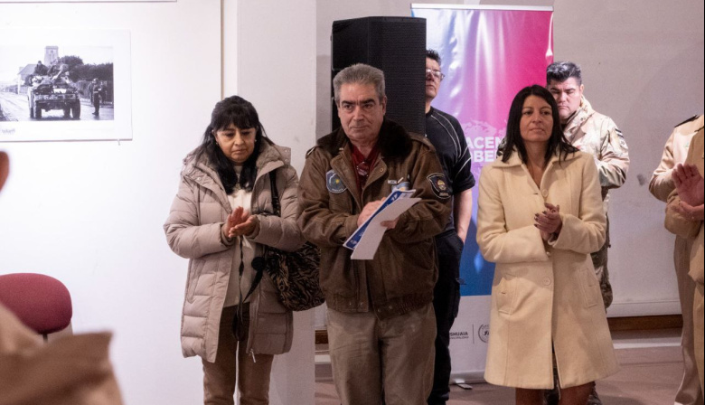 El Municipio inauguró la muestra fotográfica "Fotos recuperadas de Malvinas Archivo Télam"