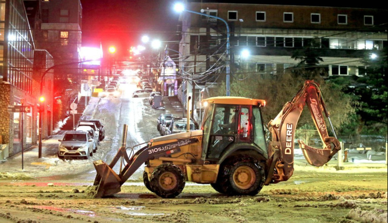 La municipalidad de Ushuaia realizó un operativo de limpieza nocturno en avenida Maipú