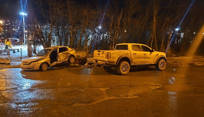 Colisión vehicular en Ushuaia deja tres personas hospitalizadas