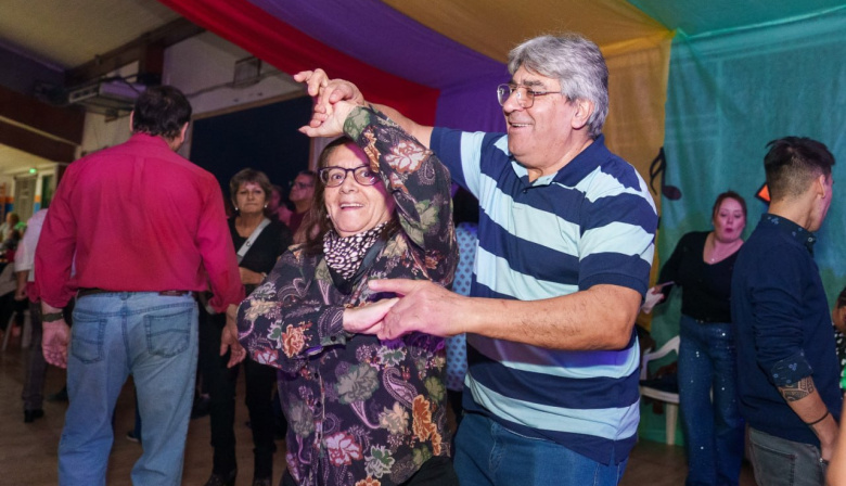 Una noche de encuentro, música y alegría para las personas mayores en Ushuaia