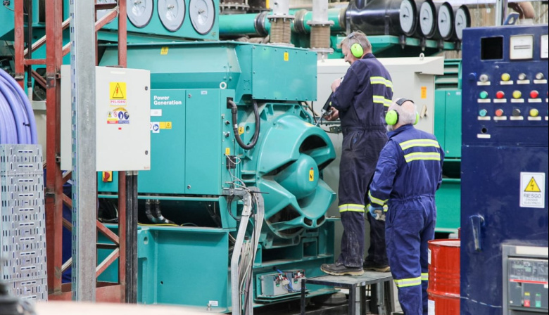 La DPE instala en Tolhuin el nuevo generador Cummins n°3