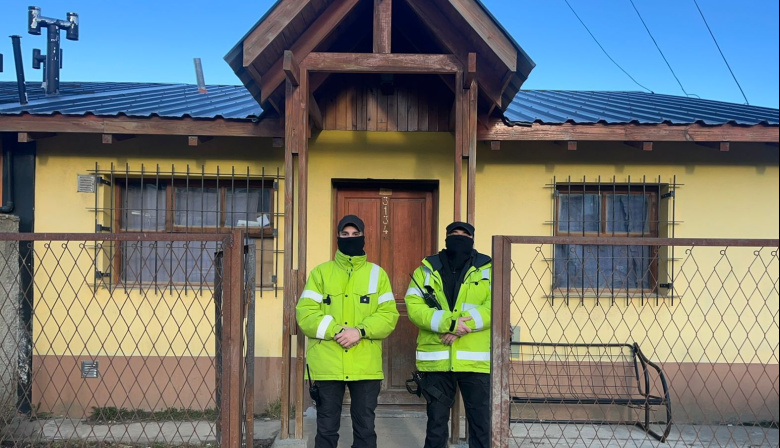 Allanaron tres viviendas en busca de herramientas robadas