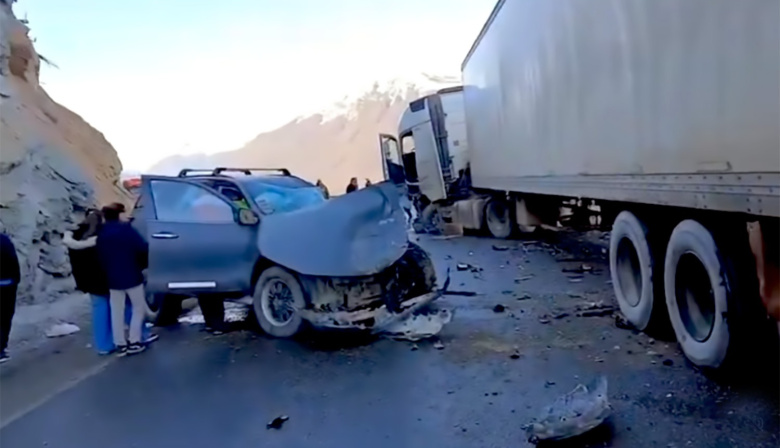 Un camión chocó contra una camioneta en una curva de la Ruta 3