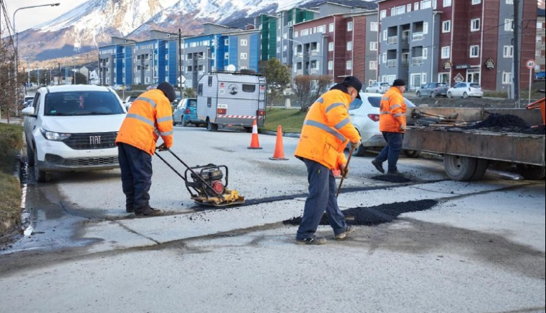 Continúa el plan de bacheo en distintos puntos de Ushuaia