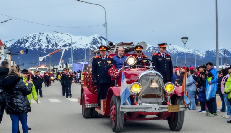 La Municipalidad abrió la inscripción para el desfile del 141° Aniversario de Ushuaia