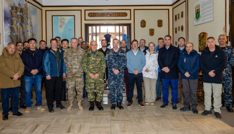 Agregados Navales extranjeros visitaron el Comando del Área Naval Austral