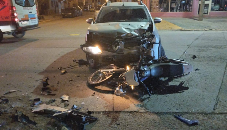 Río Grande: dos personas en moto terminaron hospitalizadas tras fuerte choque