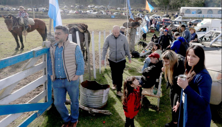 El Municipio acompañó la jineteada por el Día de la Madre organizada por la agrupación "Gauchos Fueguinos"
