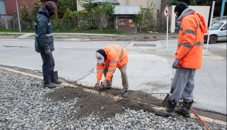 Personal municipal avanza con la limpieza de alcantarillas
