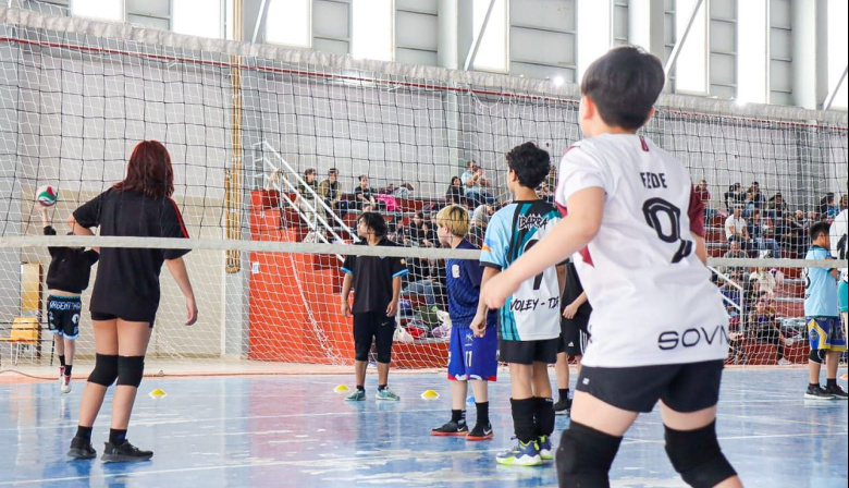 Más de 80 niños y niñas disfrutaron de un encuentro local de mini vóley en Río Grande