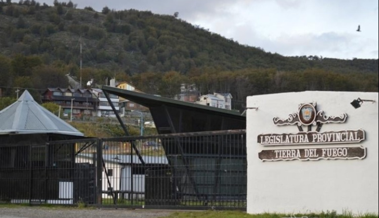 Por medidas de fuerza de APEL, suspendieron la sesión de la Legislatura