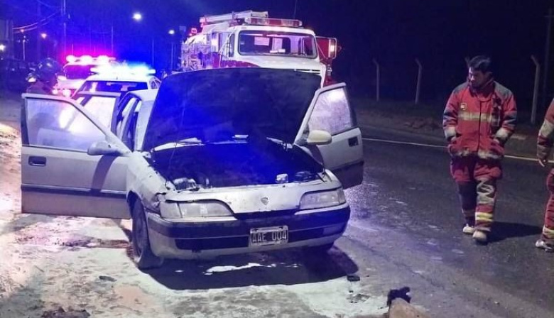 Un auto se incendió mientras circulaba por la calle
