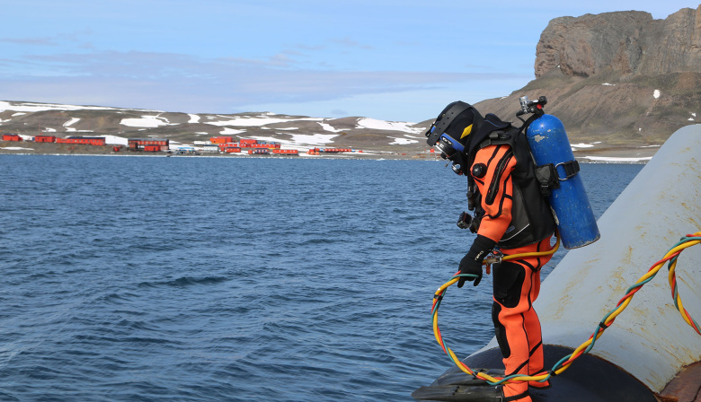 El aviso ARA “Puerto Argentino” dio inició a la Patrulla Antártica Naval Combinada