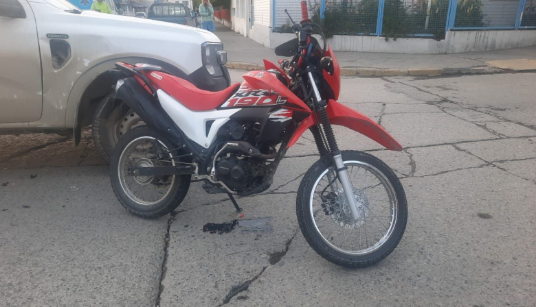 Choque en Ushuaia: Motociclista herido frente a la Escuela N.º 24