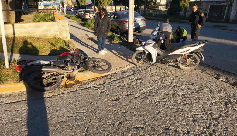 Dos mujeres en una moto resultaron con heridas leves tras chocar con un auto