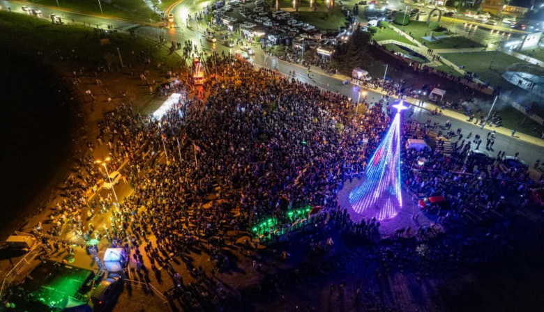 Multitudinaria celebración del encendido del ábol de navidad en Ushuaia