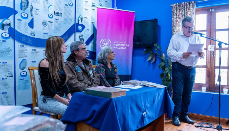La Secretaría de Asuntos de Malvinas municipal formalizó la entrega del archivo histórico y bibliográficode Juan Carlos Moreno