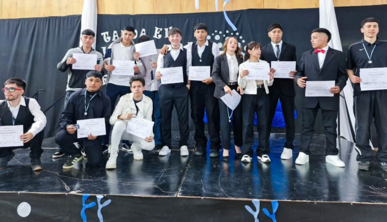 Egresaron los primeros estudiantes de los bachilleratos en energía, programación, construcción y gastronomía
