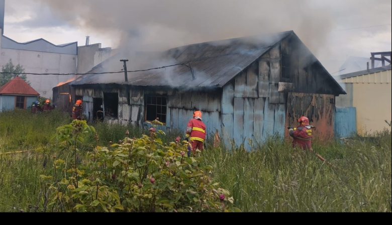Ushuaia: Incendio en un galpón céntrico termina con un hombre en situación de calle aprehendido