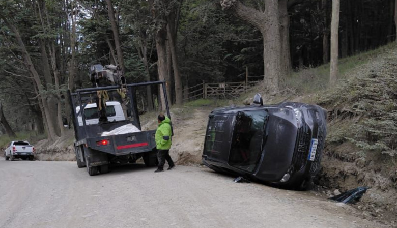 Despiste y vuelco en el ingreso al barrio Dos Banderas