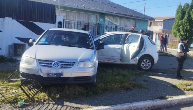 Choque en el centro de Río Grande afectó a tres vehículos y a una vivienda