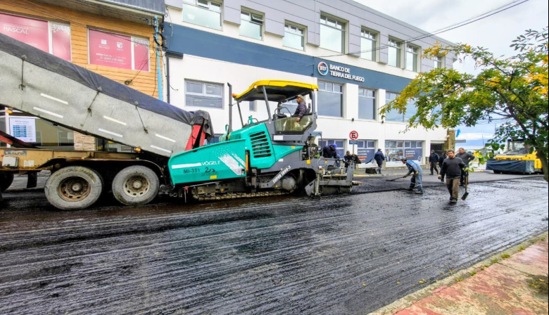 Avanzan los trabajos de asfaltado en Rosas y 9 de Julio