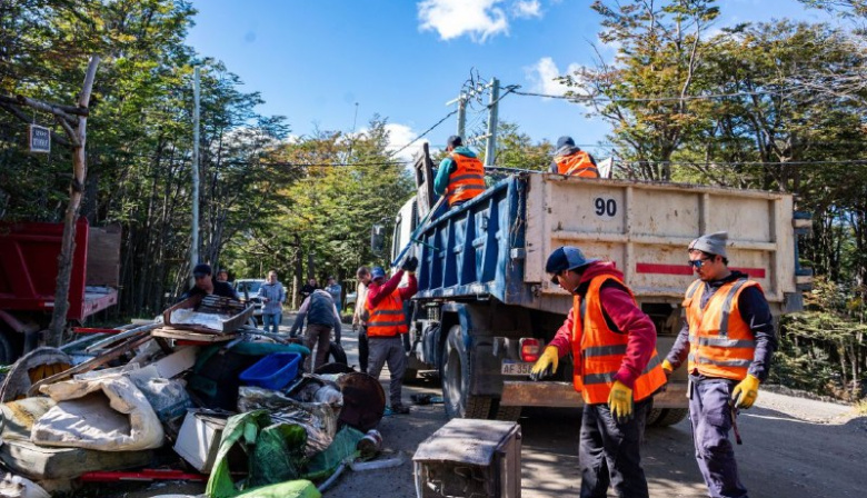 El Municipio realizó trabajos de recolección de residuos voluminosos en el barrio Dos Banderas